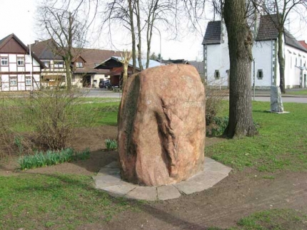 Bild 2 von Findling an der Bentfelder Straße